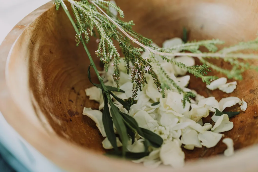 Objevte svět přírodní kosmetiky v našem komplexním průvodci. Od základních ingrediencí po pokročilé techniky, včetně recenzí produktů Comfort Zone. Vaše cesta k zdravější pleti začíná zde!