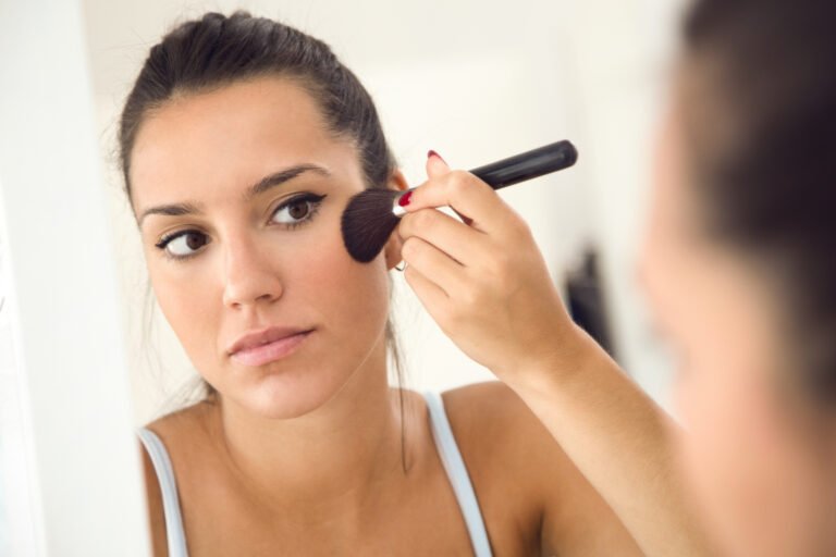 Make-up pro mastnou pleť nemusí ucpávat póry ani „slézat“. Praktický návod: výběr podkladu, primeru, pudru, fixace i odličování bez zhoršení akné.